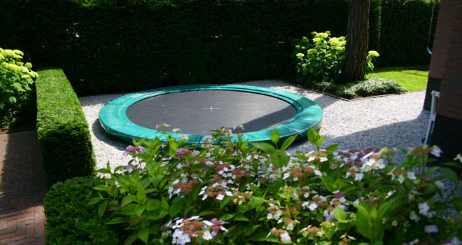 trampoline integreren in tuin